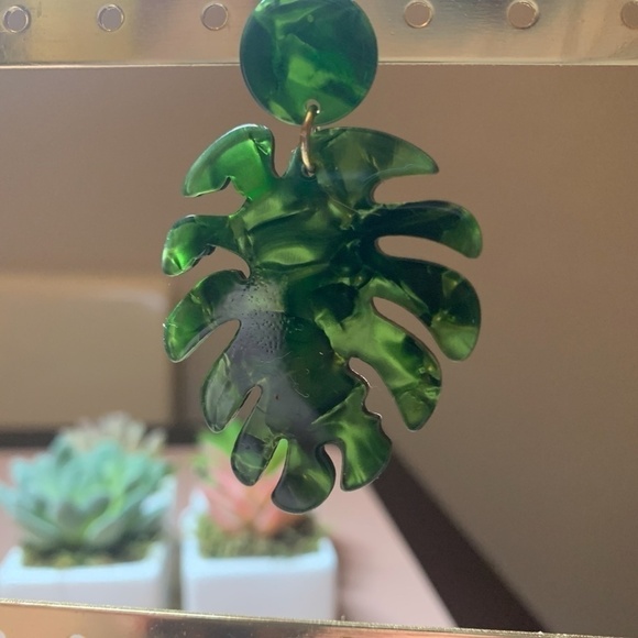 SALE💚 any 3 for $18 💚
 Leaf Tortoise Acrylic Statement Earrings - Picture 3 of 6
